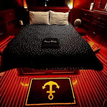 Pruva Yacht Úszó hotel